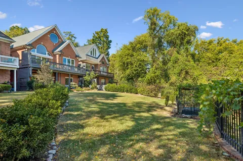 35 Lakeshore Ct