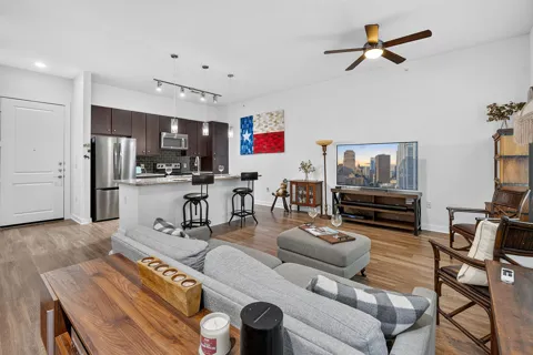1900 Barton Springs Road #2047