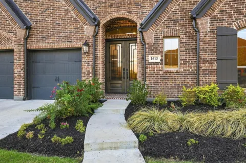 1613 Chicot Lane