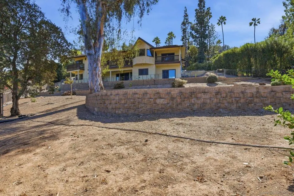 1521 Shadow Knolls Ln El Cajon, CA 92020