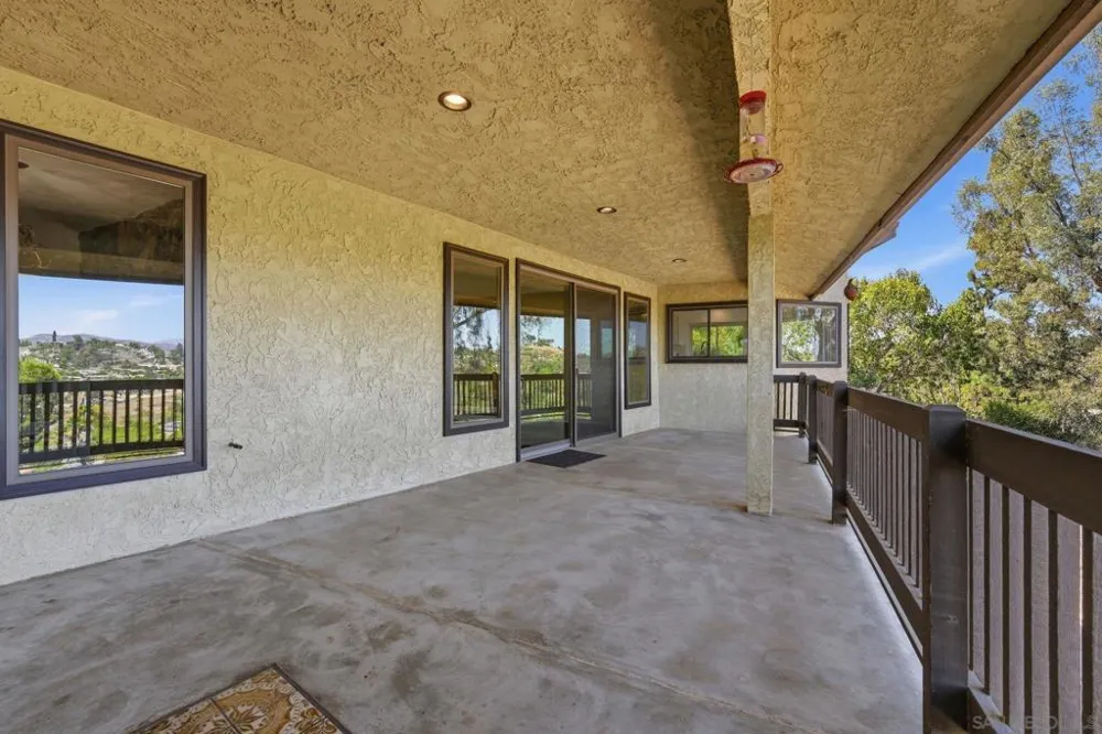 1521 Shadow Knolls Ln El Cajon, CA 92020