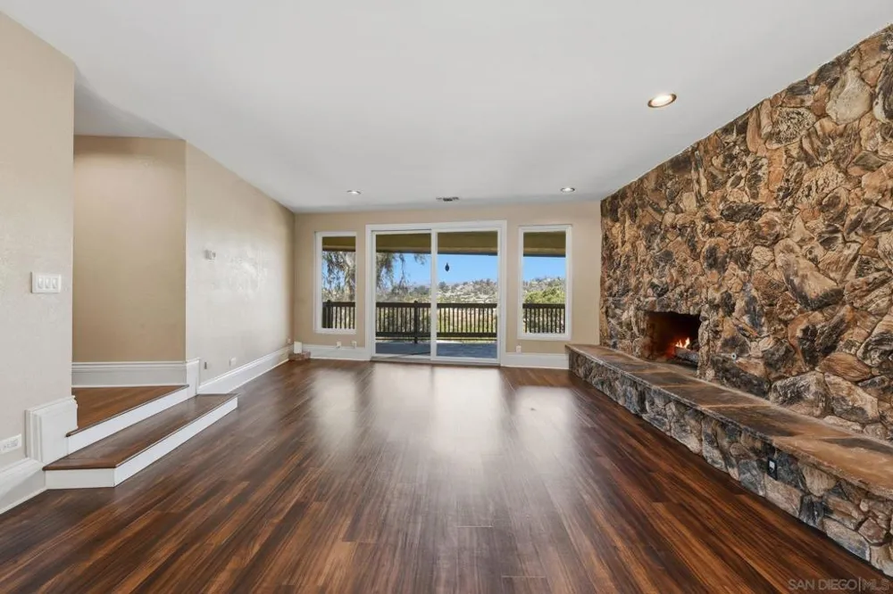1521 Shadow Knolls Ln El Cajon, CA 92020