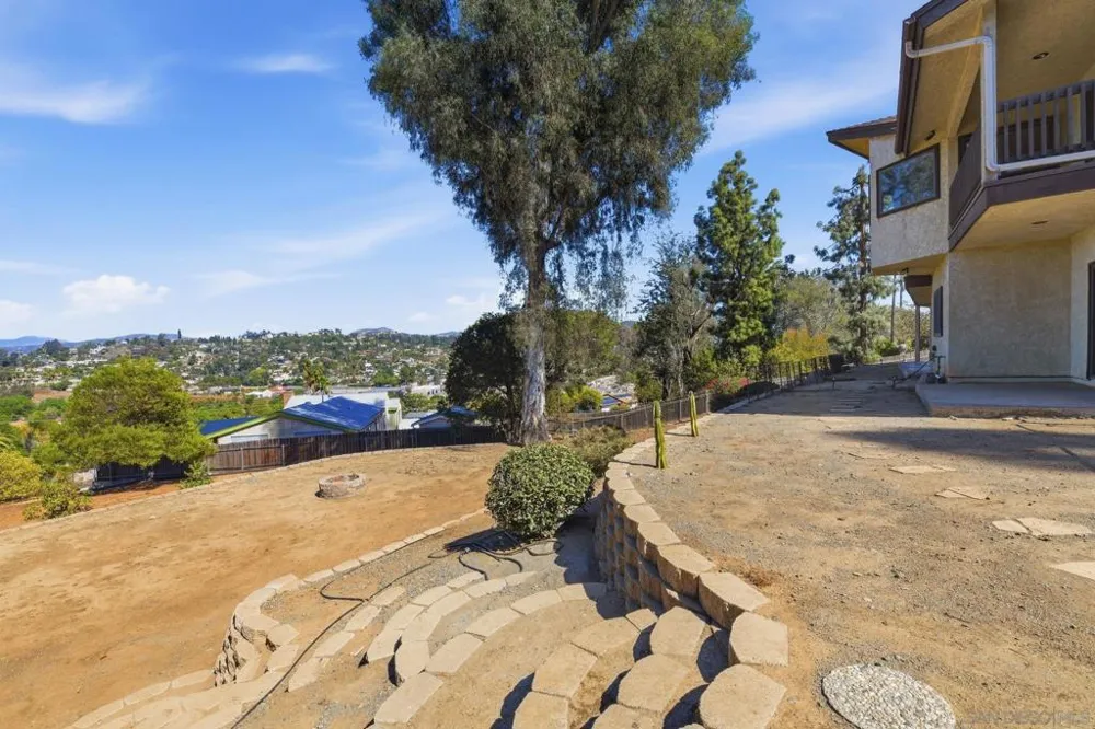1521 Shadow Knolls Ln El Cajon, CA 92020