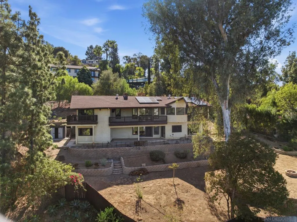1521 Shadow Knolls Ln El Cajon, CA 92020