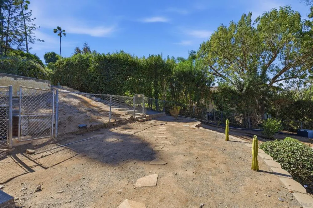 1521 Shadow Knolls Ln El Cajon, CA 92020