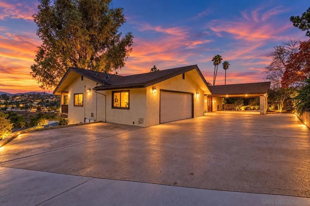 1521 Shadow Knolls Ln El Cajon, CA 92020