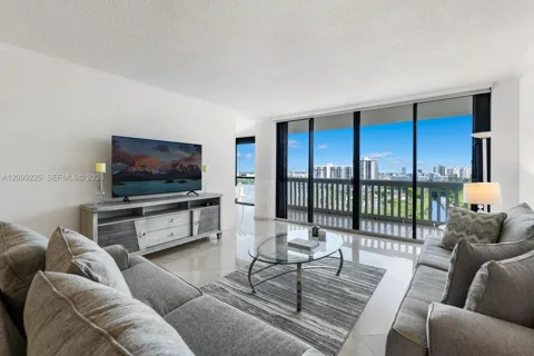 2000 Island Blvd #1710