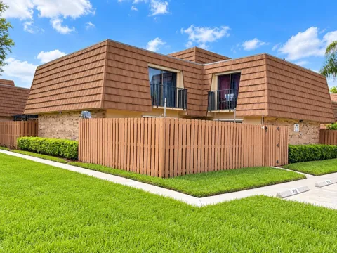 2590 LAKEVIEW COURT