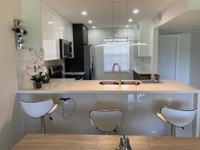 565 OAKS LANE #305