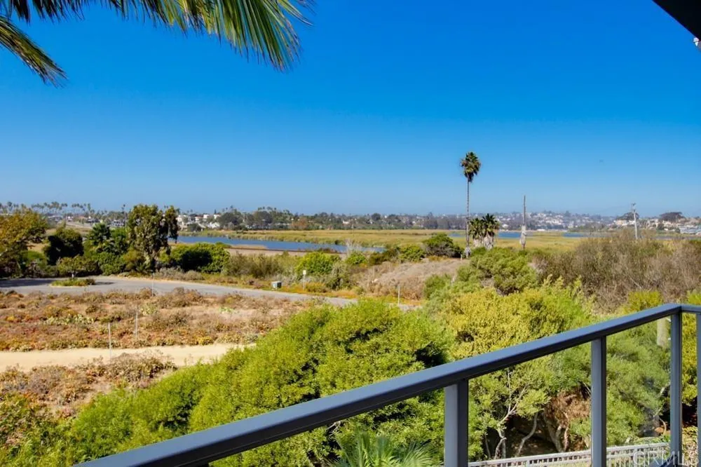 2389 Ocean Street Carlsbad, CA 92008
