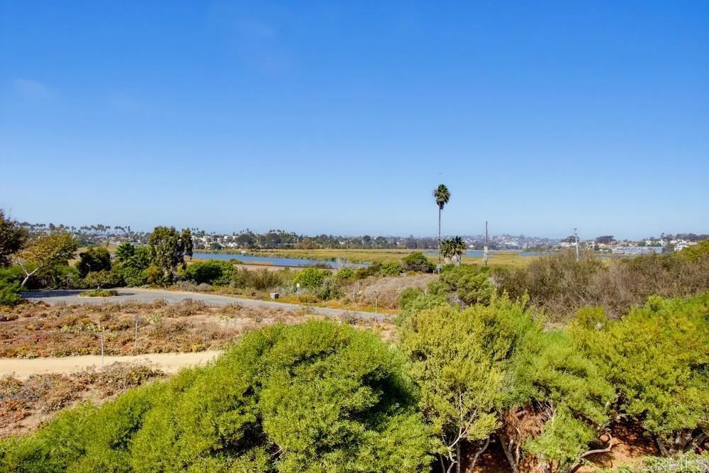 2389 Ocean Street Carlsbad, CA 92008