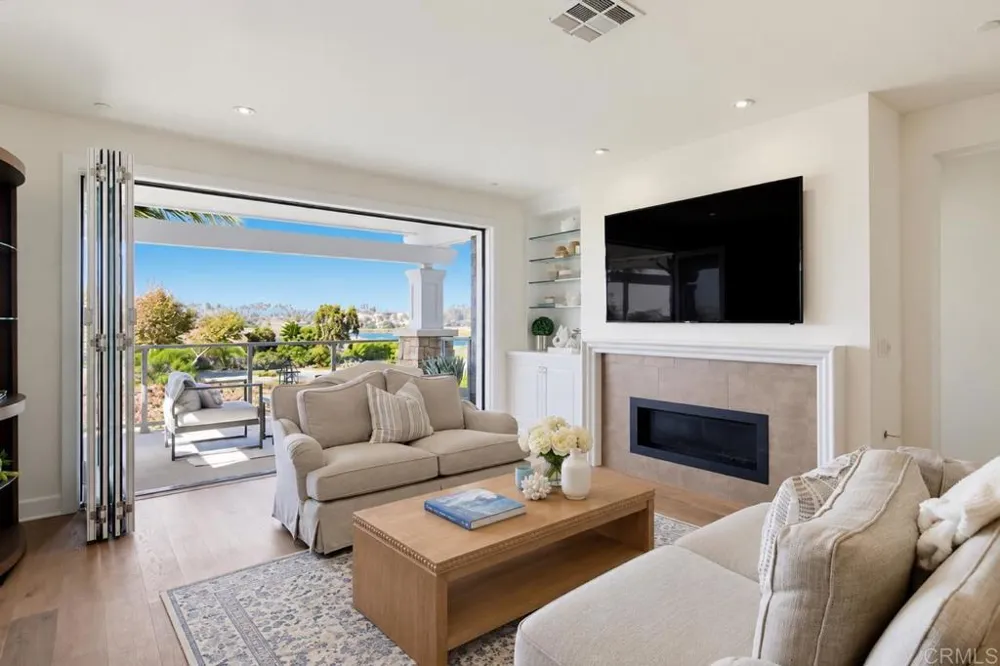2389 Ocean Street Carlsbad, CA 92008
