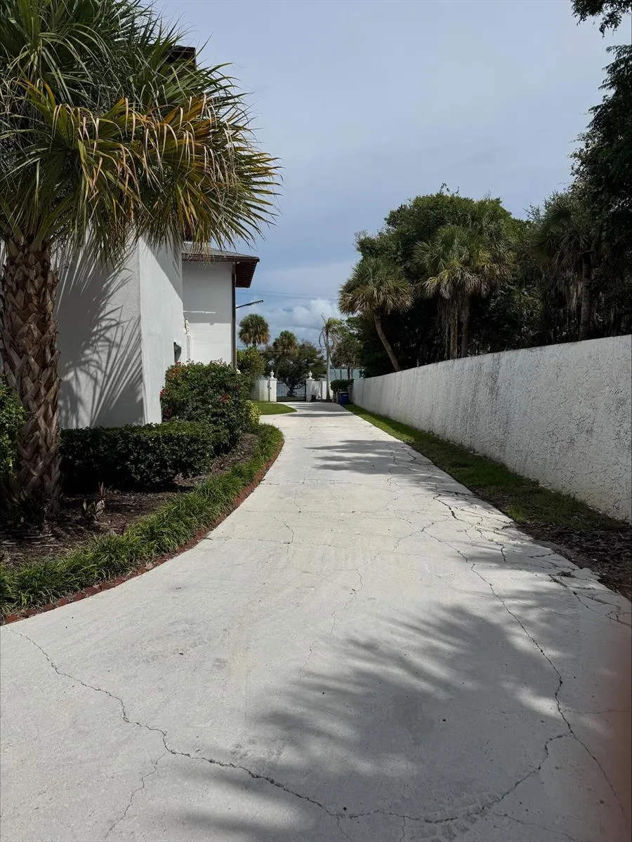 1009 S Indian River Drive Fort Pierce, FL 34950
