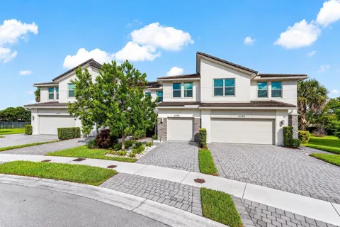 4392 VELEIROS AVENUE