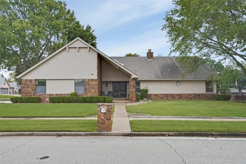 8401 Fairway Place