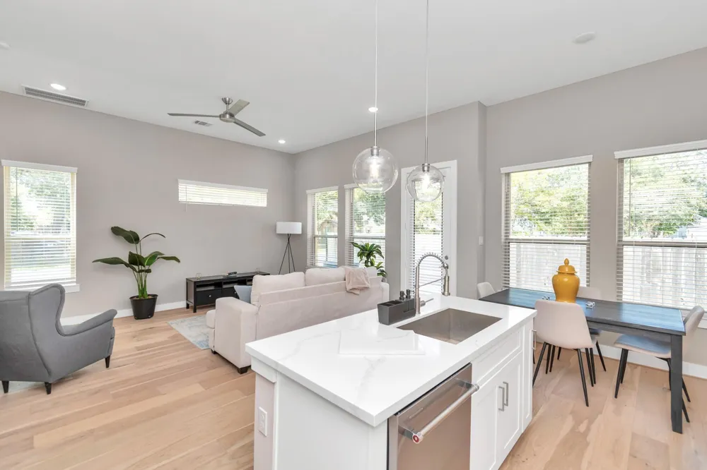 305 Queen Sude Lane Houston, TX 77091