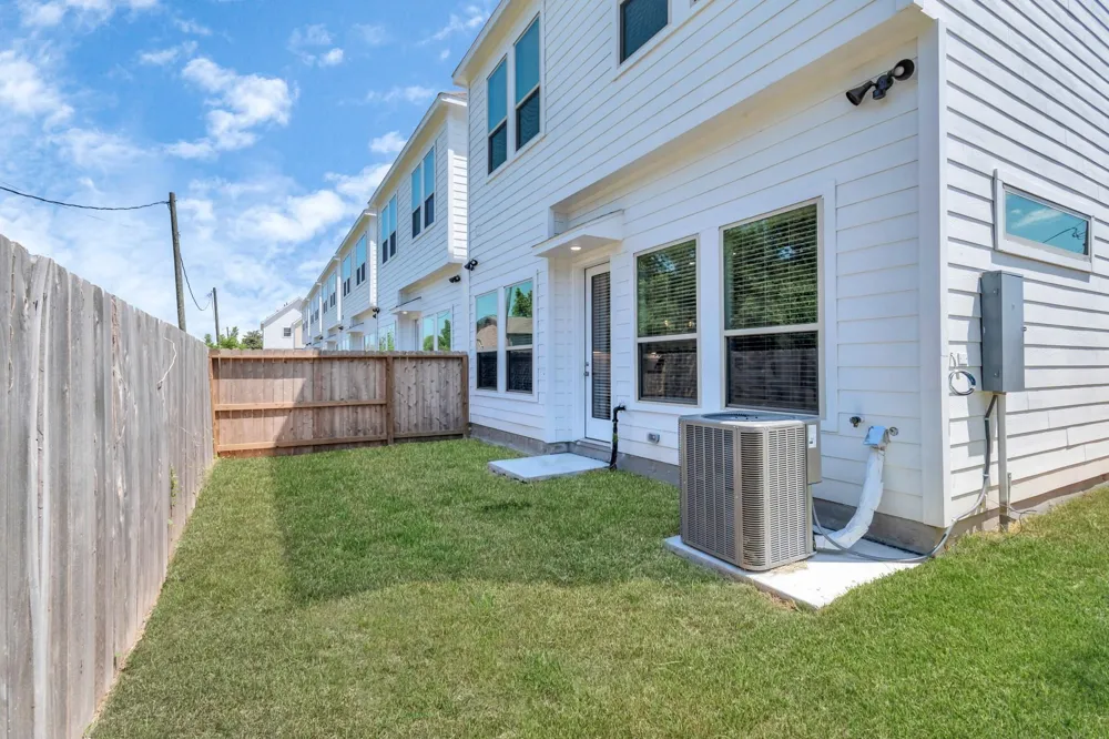 305 Queen Sude Lane Houston, TX 77091