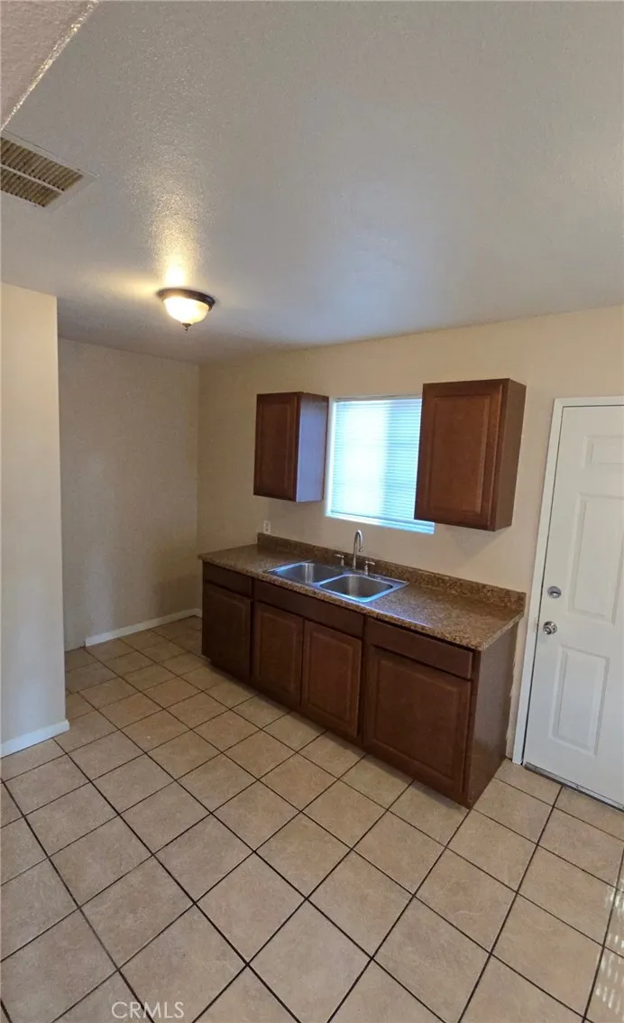 8642 Bennett Fontana, CA 92335