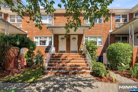 201 Oakdene Place E2