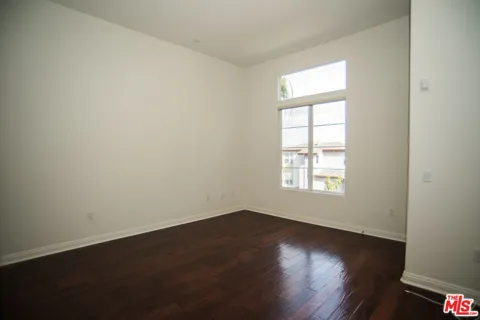 5831 Seawalk Drive