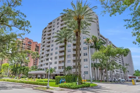 90 Edgewater Dr #PH03