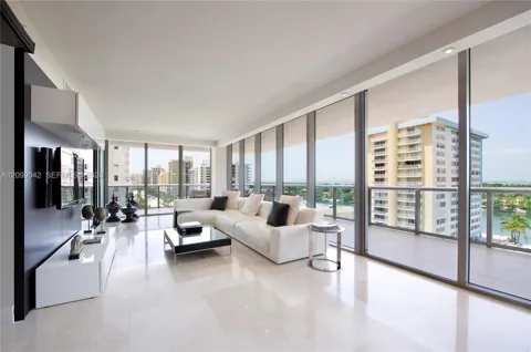 5875 Collins Ave #1008
