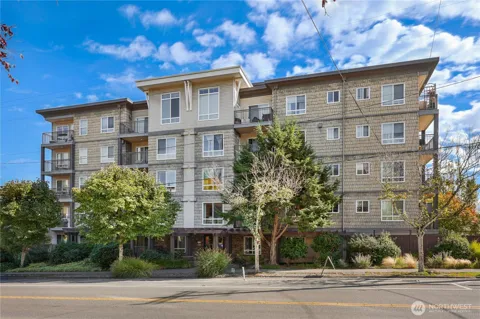 3015 SW Avalon Way #204