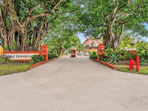 620 Tennis Club Dr #301