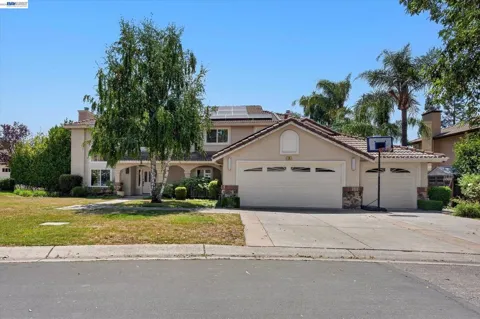 6 Courtney Ln