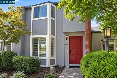 30 Sierra Ln