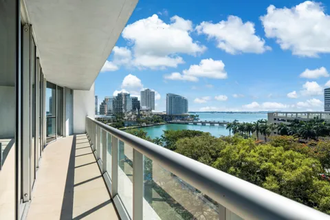 495 BRICKELL AVENUE #811