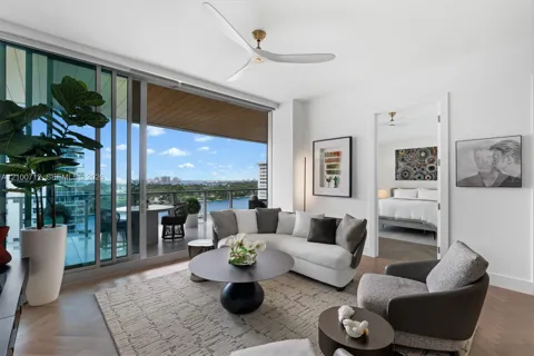 5775 Collins Ave #1005