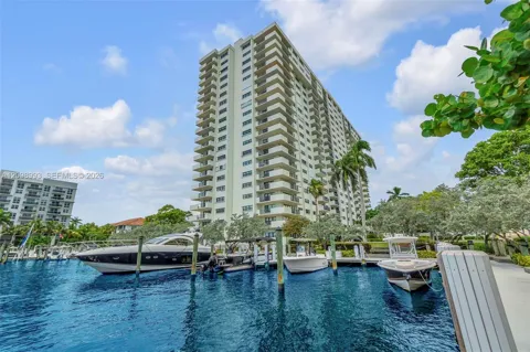 3200 Port Royale Dr N #806