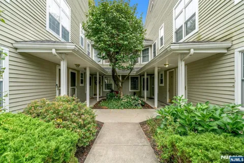 1121 Hyde Park Court