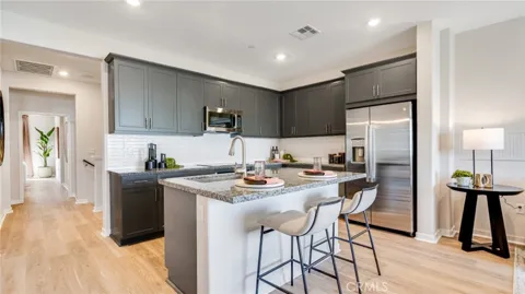 2877 E Amberley Privado