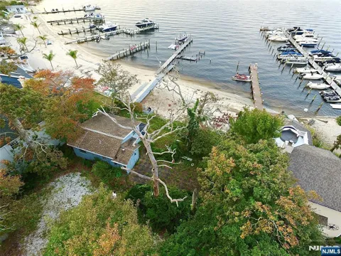 94 Beach Court