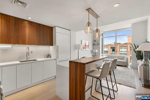 1000 Maxwell Lane PH12G