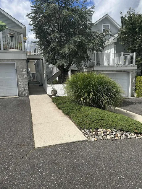 85 E Woodland Ave