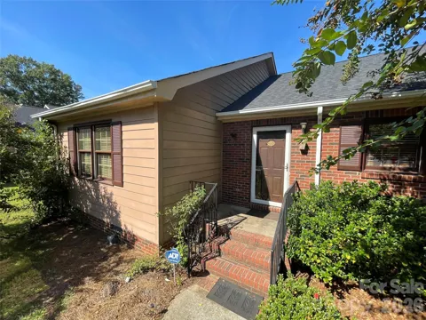 1300 Larchmont Place #701