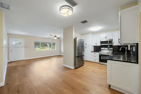 10 SW 11th St