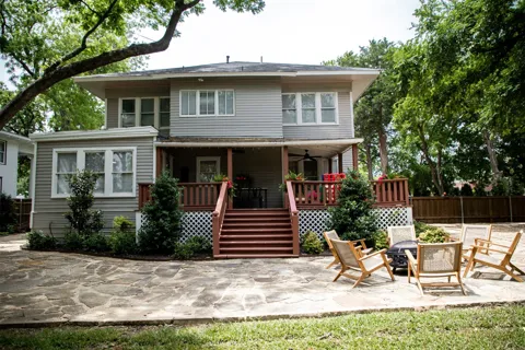 512 College Street