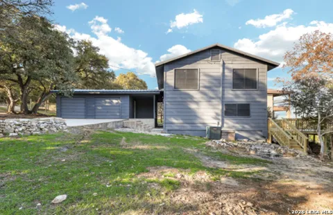1122 OAKRIDGE LN