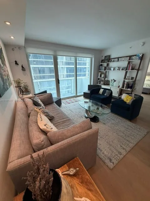 9499 Collins Ave #907