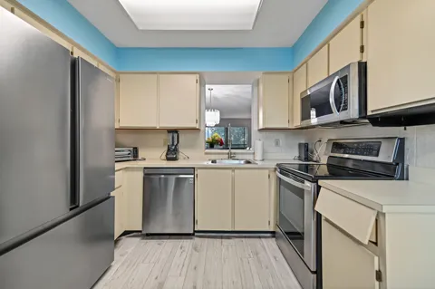 7286 HUNTINGTON LANE #402