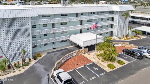 325 Causeway #C302