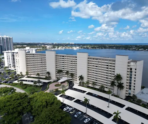 130 Lakeshore Drive #821