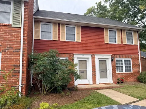 1300 Larchmont Place #202
