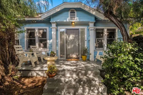 805 Crestmoore Place