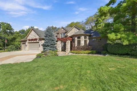 7096 Hollywood Drive