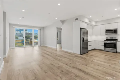 5820 La Mirada Avenue #401